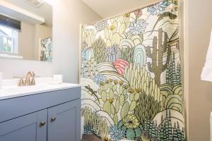 Plush 1 bed APT near Five Points! Bring your pets!