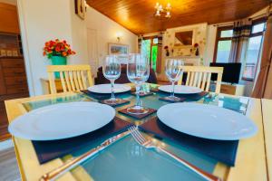 Rustic Fawn Lodge with Hot Tub for 4 - Resort Spa in Devon