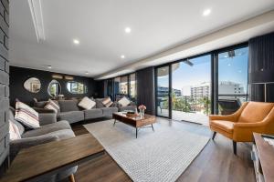 Ocean View Spacious Luxury 3 Bedroom, Pool, Central, Walk everywhere 6PM CHECKOUT