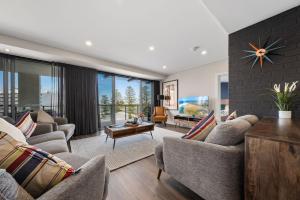 Ocean View Spacious Luxury 3 Bedroom, Pool, Central, Walk everywhere 6PM CHECKOUT