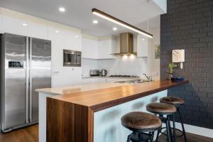 Ocean View Spacious Luxury 3 Bedroom, Pool, Central, Walk everywhere 6PM CHECKOUT