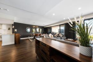 Ocean View Spacious Luxury 3 Bedroom, Pool, Central, Walk everywhere 6PM CHECKOUT