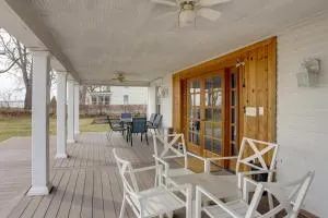 Spacious Lakefront House with Backyard Fire Pit - 敦提