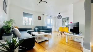 Amazing Location - City of London- 2 Bedroom Stunning Canal View House With Private Garden,Parking & Balcony