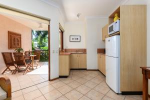 Poolside Villa - Hibiscus 40b