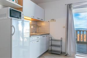 Apartments by the sea Pisak, Omis - 7520