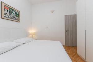 Apartments by the sea Pisak, Omis - 7519