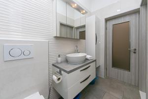 Apartments by the sea Pisak, Omis - 7519