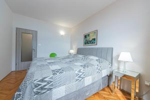 Apartments by the sea Pisak, Omis - 7519