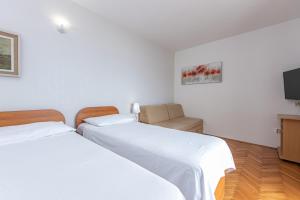 Apartments by the sea Pisak, Omis - 7519