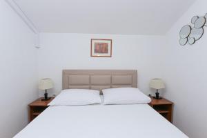 Apartments by the sea Pisak, Omis - 7520