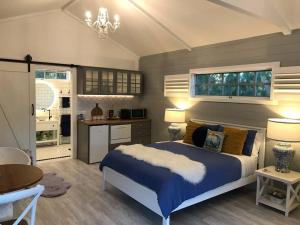 Hamptons In Rye Blue Cottage 3 Mins from Hot Springs!