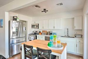 Less Than 4 Mi to Dtwn Palm Springs Home with Private Patio
