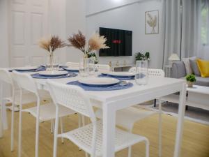 Fully Furnished 2BR Newly Renovated Apartment by the White Beach - 1min walk from door step