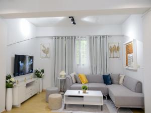 Fully Furnished 2BR Newly Renovated Apartment by the White Beach - 1min walk from door step