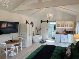 Hamptons In Rye Green Cottage 3 Mins to Hot Springs!