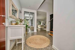 Large Tugun Modern House minutes to the beach