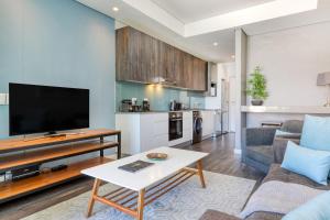 Backup-Powered Elegant Mountain View Apartment