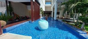 Tira Tiraa Condominium