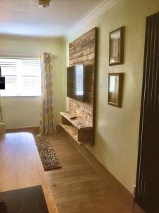 HENWICK HOUSE Beautiful flat,Private parking, short walk to town