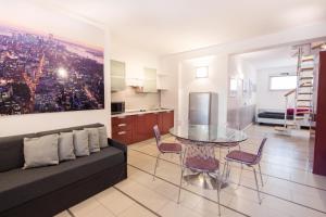 Superior One-Bedroom Apartment (5 Adults) room in World Village Apartments