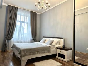 Lux apartments in the city center with a coffee machine, view of a theater, near Zlata Plaza