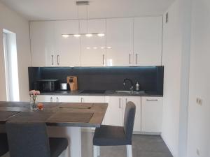 Uroczy Apartament Happy 18 z basenem i kortem tenisowym dla maksymalnie 6 osób