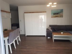 Uroczy Apartament Happy 18 z basenem i kortem tenisowym dla maksymalnie 6 osób