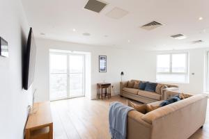 2 Bed 2 Bath Penthouse With Amazing Views with Free Parking