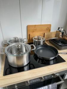 Modern City apt. -with 2 TV, Netflix and work desk