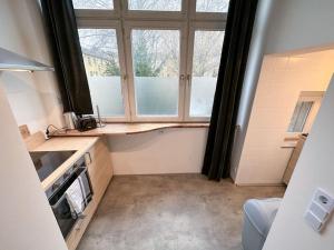 Modern City apt. -with 2 TV, Netflix and work desk