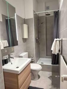 Modern City apt. -with 2 TV, Netflix and work desk