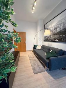 Modern City apt. -with 2 TV, Netflix and work desk