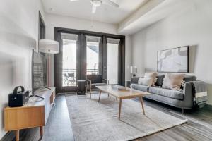 Domain 2br w gym pool wd nr restaurants ATX-178