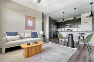 Riverside 2br w pool gym wd nr airport ATX-79