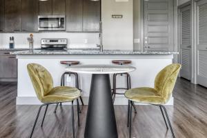 Riverside 2br w pool gym wd nr airport ATX-79