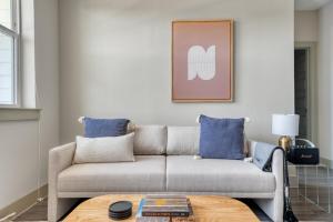 Riverside 2br w pool gym wd nr airport ATX-79