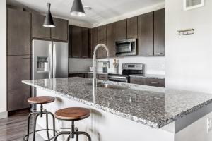 Riverside 2br w pool gym wd nr airport ATX-79