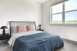 Riverside 2br w pool gym wd nr airport ATX-79