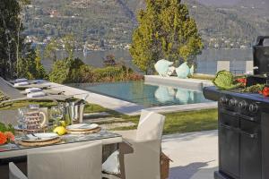 Villa Bianca directly on the lake modern amazing