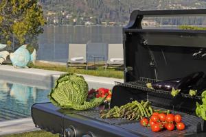 Villa Bianca directly on the lake modern amazing