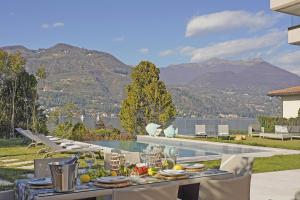 Villa Bianca directly on the lake modern amazing