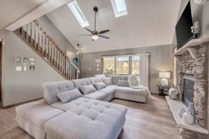 Steps To The Lake House, Hot tub, Game room, Deck