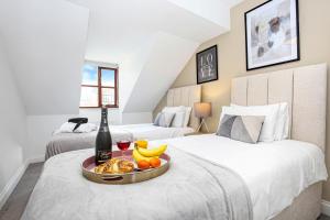 Detached House - Prime Location - Free Parking, Fast Wifi and Smart TVs with Sky TV and Netflix by Yoko Property