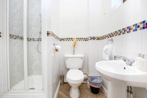 Detached House - Prime Location - Free Parking, Fast Wifi and Smart TVs with Sky TV and Netflix by Yoko Property