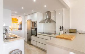 3 Bedroom Cozy Apartment In Santa Pola