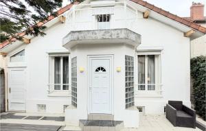 Beautiful home in Les Pavillons-sous-Boi with WiFi and 2 Bedrooms