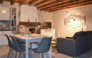 Maisons de vacances Nice home in La Sauvetat de Saveres with WiFi and 2 Bedrooms : photos des chambres