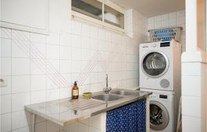 Maisons de vacances Nice Home In Guidel With Wifi : photos des chambres