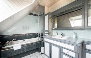 Maisons de vacances Nice Home In Guidel With Wifi : photos des chambres